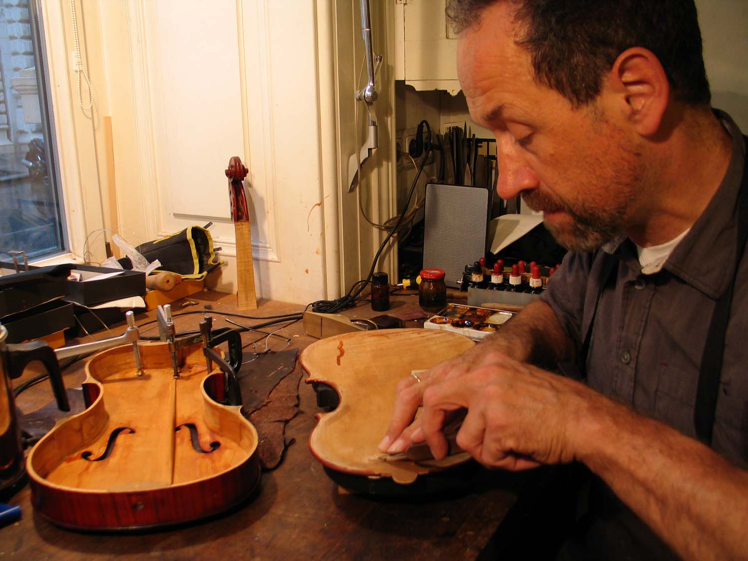 Wilfried Ramsaier-Gorbach beim Reparieren einer Geige